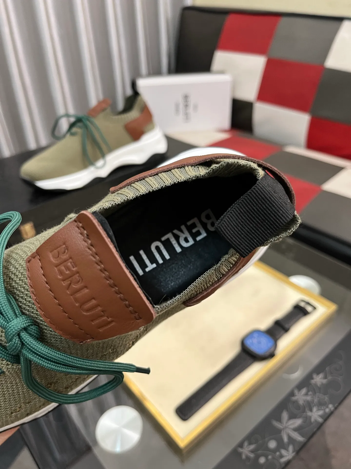 Men's Men's Shoes 💰400⌚️⌚️Berlut* France's top men's shoes, Berluti brand broke the rules in its first show and launched a new Edge shoe last. This model is hand-crafted with exquisite and fashionable fly-woven cowhide, a water-dyed cowhide lining, and an original color-blocked lightweight and wear-resistant rubber sole. This bold improvement of the iconic shoe last is of great significance to the creative work of its unique shape and edge width. On Alessandro shoes, this sharp-edged silhouette is made more see-through through Kris' bold and professional new Cloudy dyeing, making it classic and fashionable! Size: 38-46